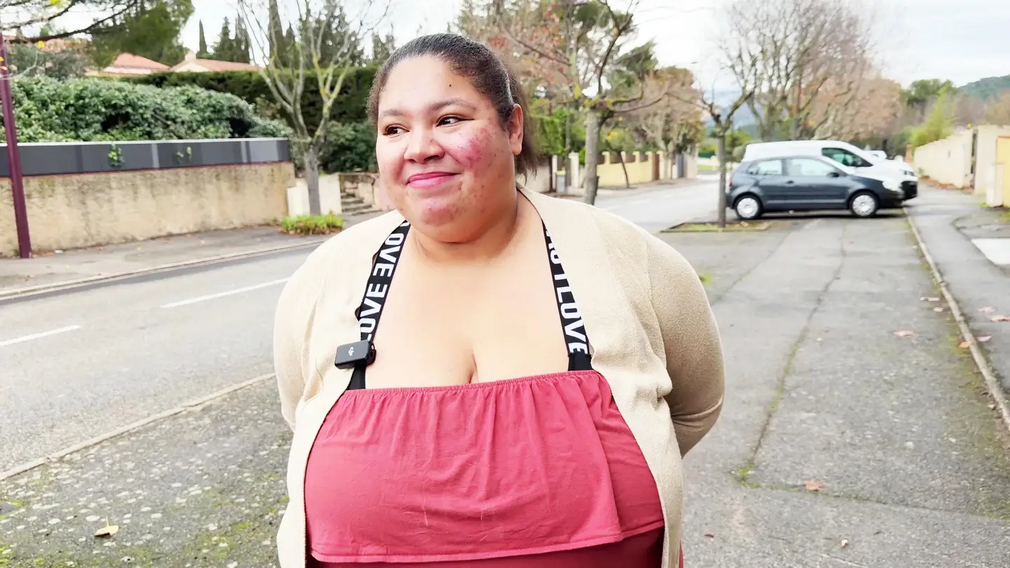 Cléo, 28ans, s&rsquo;offre le grand frisson du sexe face caméra pour la première fois !