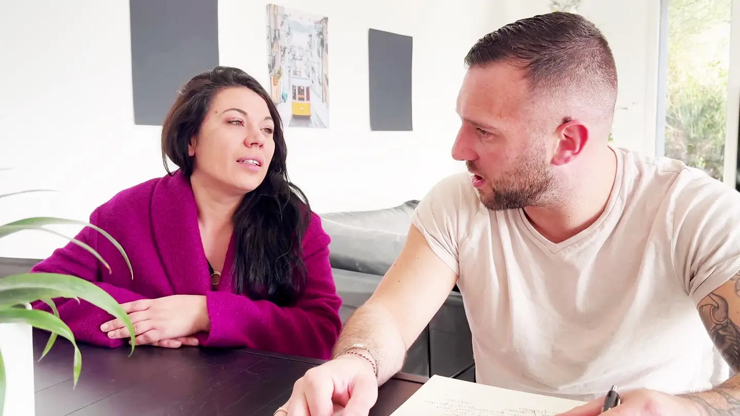 Vicky défoncée par son élève avant la fin de son cours particulier