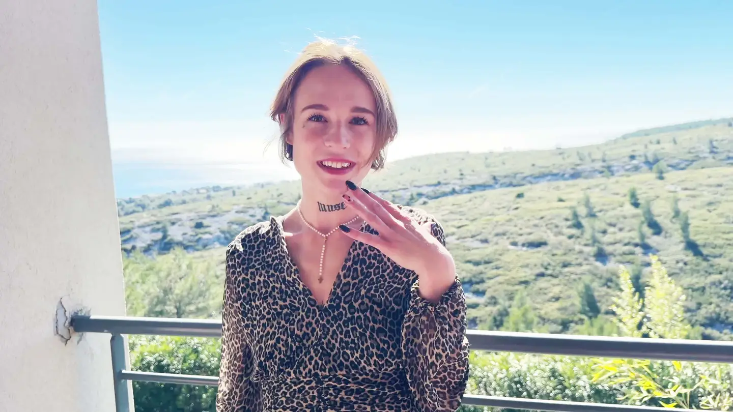 Alma 24 ans, trouve son plaisir avec deux hommes